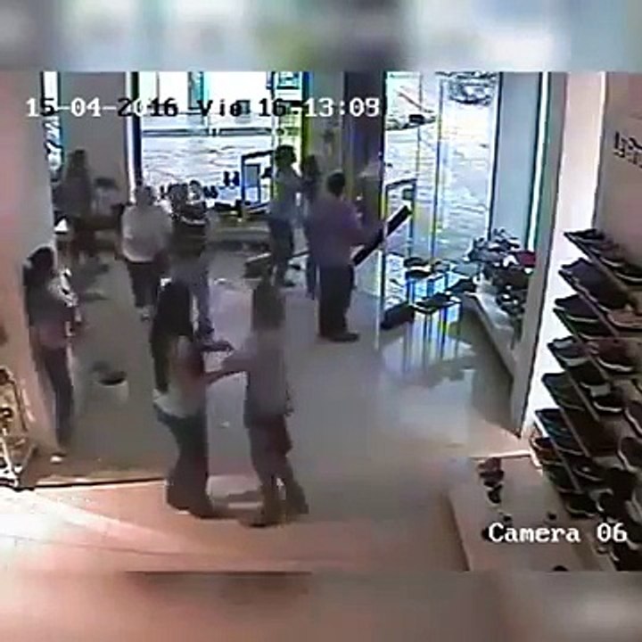 Entrano in un negozio per ripararsi dalla pioggia, ma non serve!!!