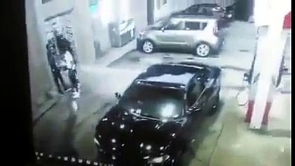 Guardate cosa succede in questa stazione di servizio