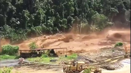La diga cede gli operai in fuga per l' arrivo del muro d' acqua