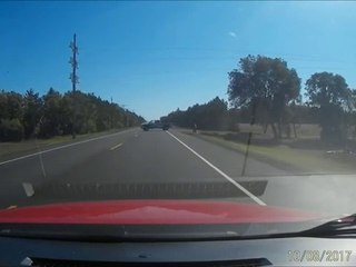 Il  oublie de mettre le frein à main sur son pick-up