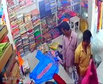 اس ویڈیو میں دیکھیں کس اطمینان کے ساتھ پوری فیملی نے دکان میں چوری کی۔  ویڈیو: محمد ارسلان۔ سعودی عرب