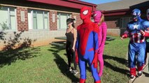Spiderman & Elsa JOKER BOWLİNG BATTLE w/ Kedi Kadın süper Kahraman Eğlenceli IRL Donmuş!