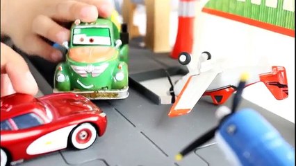 Disney PLANES Exclusive Propwash Junction Deluxe Pit Row Playset Video by Hitzh Toys