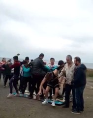 Madalya Töreninde Ağırlığa Dayanamayan Kürsü Çöktü