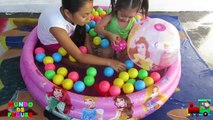 Niñas jugando en una piscina de llena de pelotas