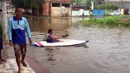 Descargar video: Alagamento obriga homem a sair de casa com bote, em Vila Velha