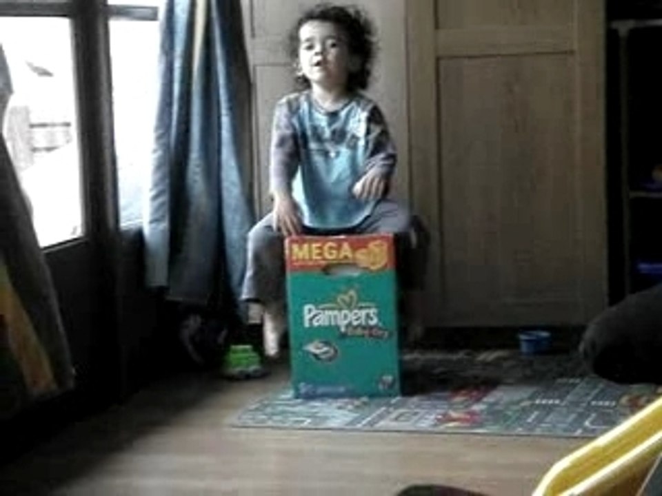 hugo fait du cajon