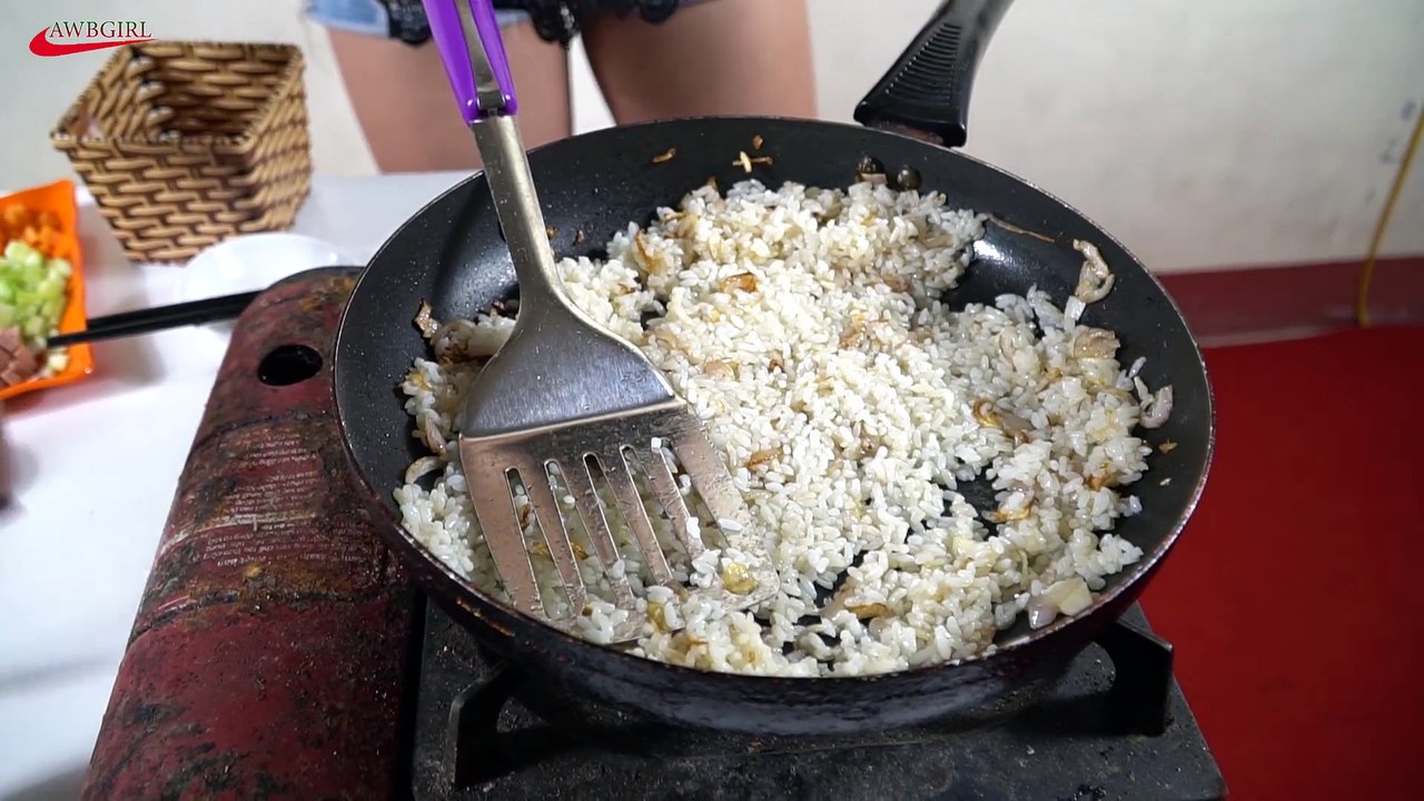 Xem mà khó chịu _ Em gái làm món cơm chiên thập cẩm quá ngon và bổ mắt anh em