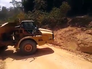 Ce conducteur d'engin grimpe la colline d'une façon incroyable