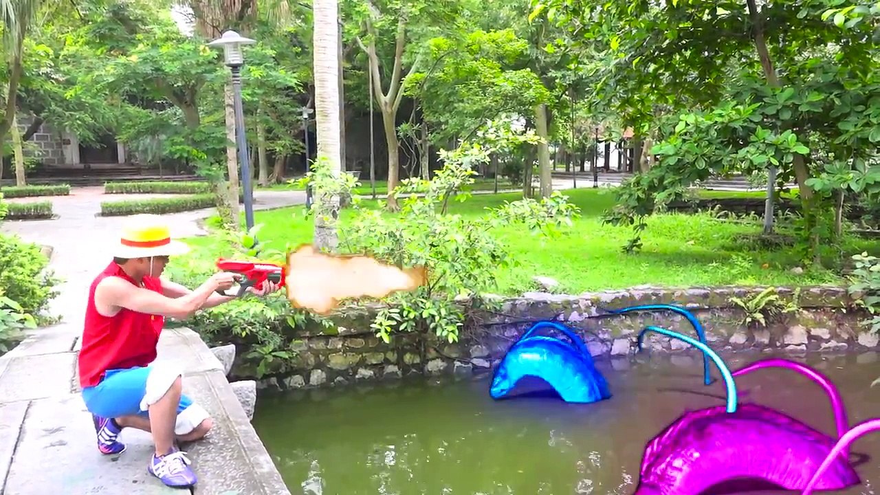 سوبر مان اطفال سيارة يسحق كرات ث / تعلم الألوان...