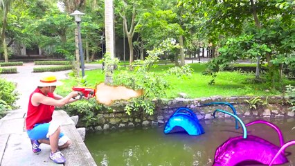 سوبر مان اطفال سيارة يسحق كرات ث / تعلم الألوان مع الطفل والكرات | فيديو سبايدرمان المزحة