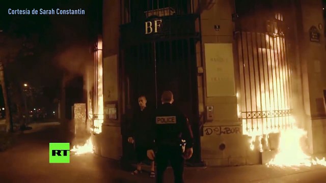 Un artiste russe met le feu à la Banque de France
