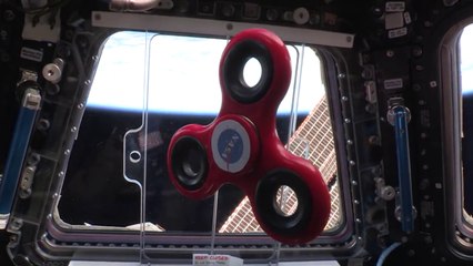 La danse immobile d’un hand spinner dans la Station spatiale