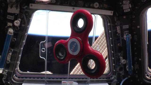 La danse immobile d’un hand spinner dans la Station spatiale