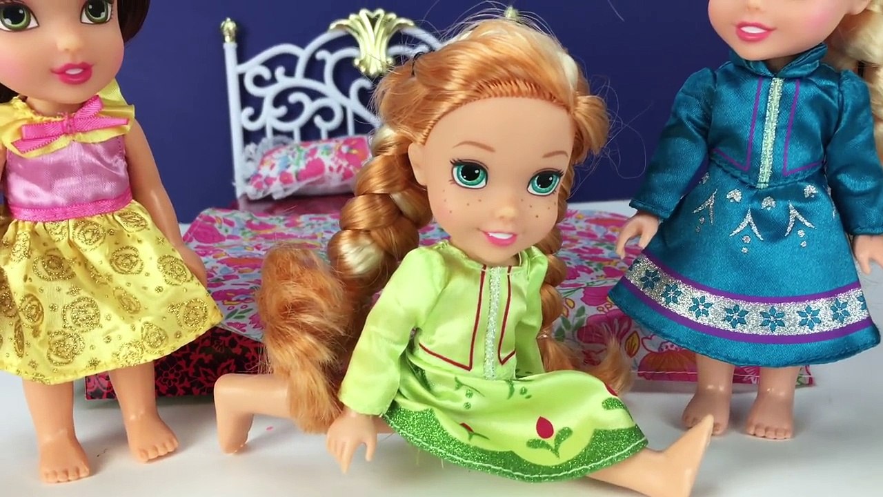 Ariel Toddler VS Stinky Feet! With Frozen Elsa, Anna and Beauty and the Beast Belle Toddlers Plus M