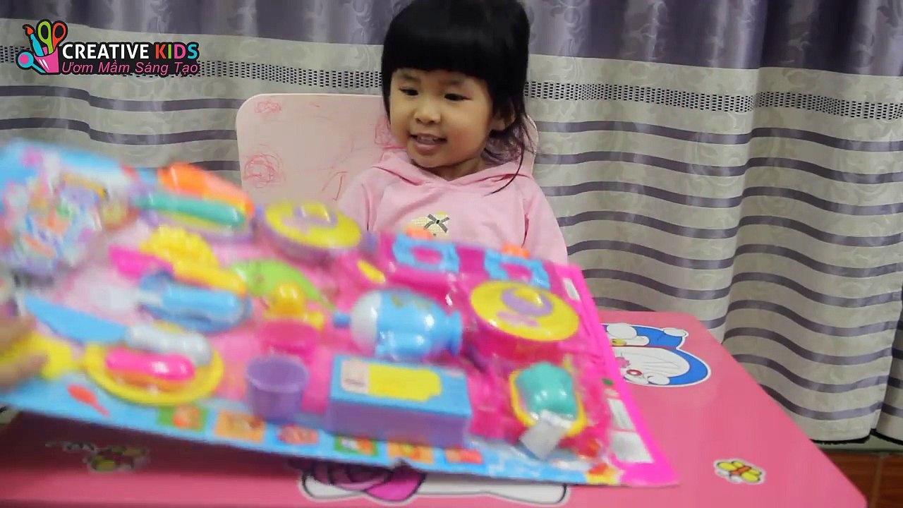 Bộ đồ chơi nấu ăn - Bé bún chơi trò chơi nấu ăn vs Cooking Kitchen Playset | CreativeKids
