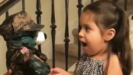 La réaction d'une fillette qui entend la voix de son père dans une peluche