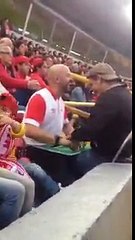 Görme engelli çocuğuna maç anlatan baba gibi baba
