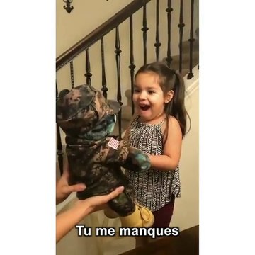 La réaction de cette fillette qui entend la voix de son père dans une peluche est adorable
