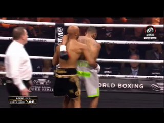 L'arbitre interrompt le combat, il met KO son adversaire.