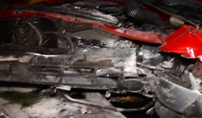 Una camioneta perdió pista y se chocó contra una valla de publicidad