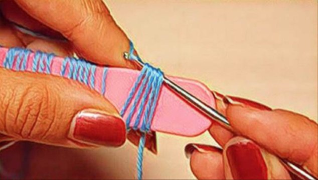 Coloca um fio num bocado de madeira e aprende um artesanato incrível que podes fazer com esta técnica simples!