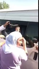 بالفيديو.. بعد 4 ساعات..  إخراج طفل من حافلة الروضة بعد نسيانه