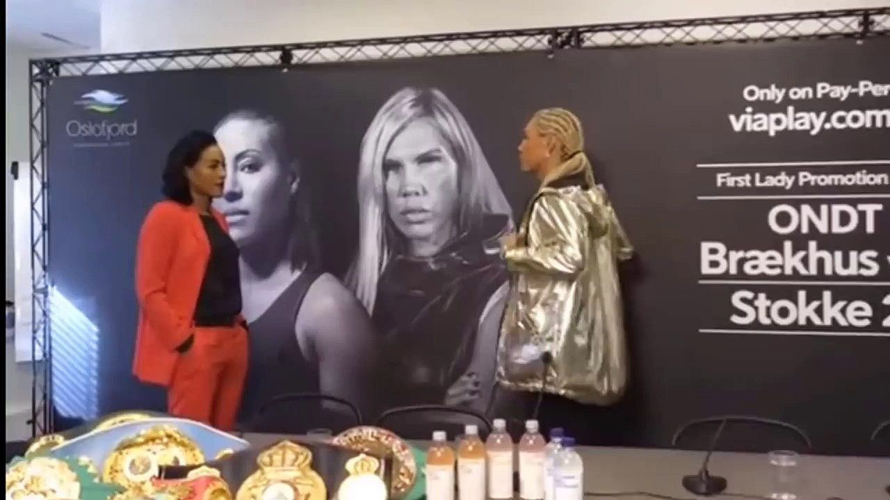 Mikaela Laurén Boxeadora sueca besa a su rival Cecilia Braekhus durante careo