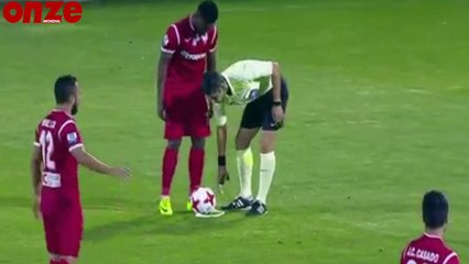 Un arbitre s'énerve et donne un carton jaune gratuitement !