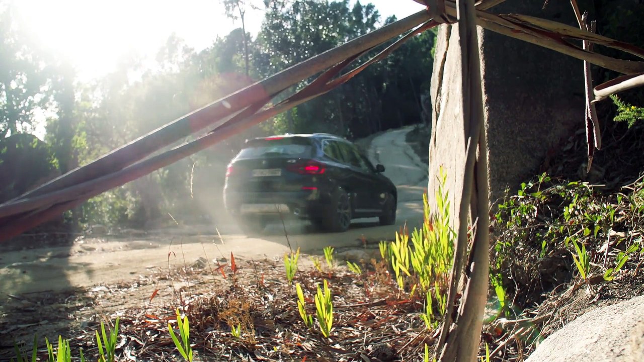 BMW X3 xDrive 30d Driving Video Off-Road