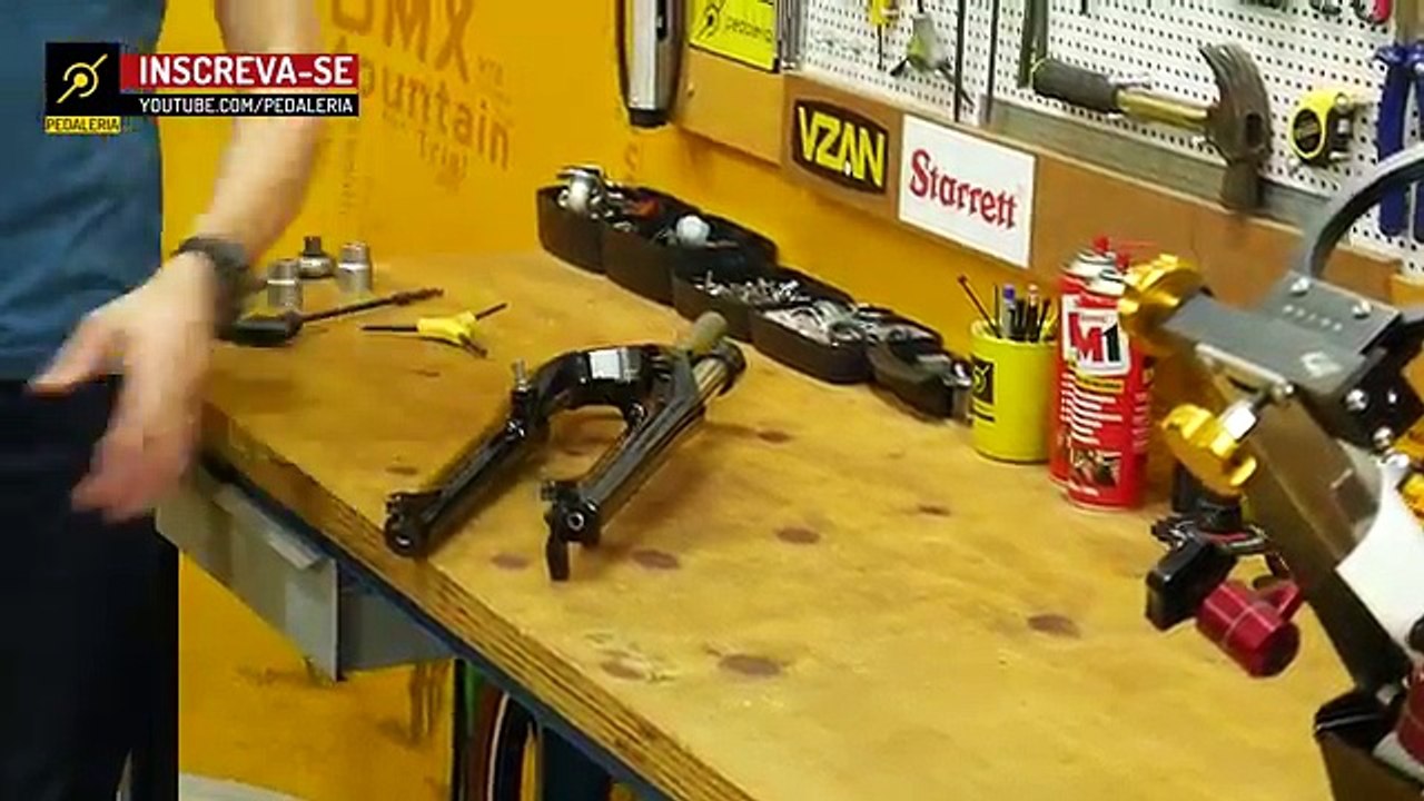 Suspensão de bike com molas. A manutenção é fácil. Pedaleria.