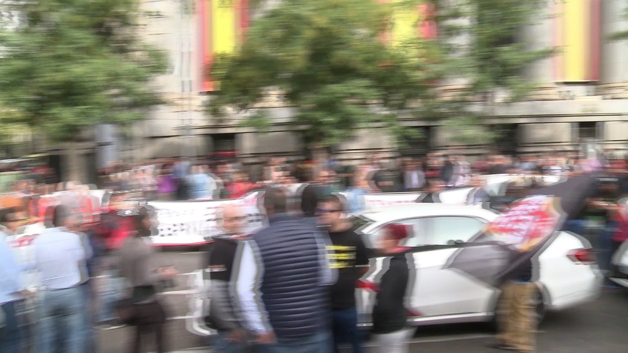 Taxistas se movilizan en contra CNMC y empresas como Uber