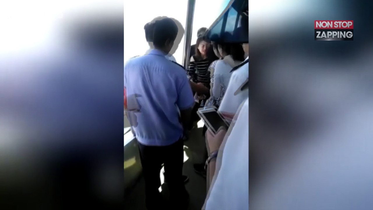 Complètement folle, elle tente de sauter d’un bateau  pour récupérer son portable (Vidéo)