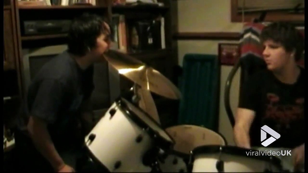 Cet imbécile mord une cymbale quand son pote joue de la batterie...
