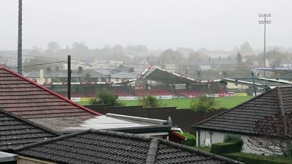 Le toit d'un stade de Foot arraché par l'ouragan Ophelia à Cork en Irlande !