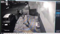 Ce tombeur embrasse 2 femmes dans une rue au Brésil.. comment il fait !
