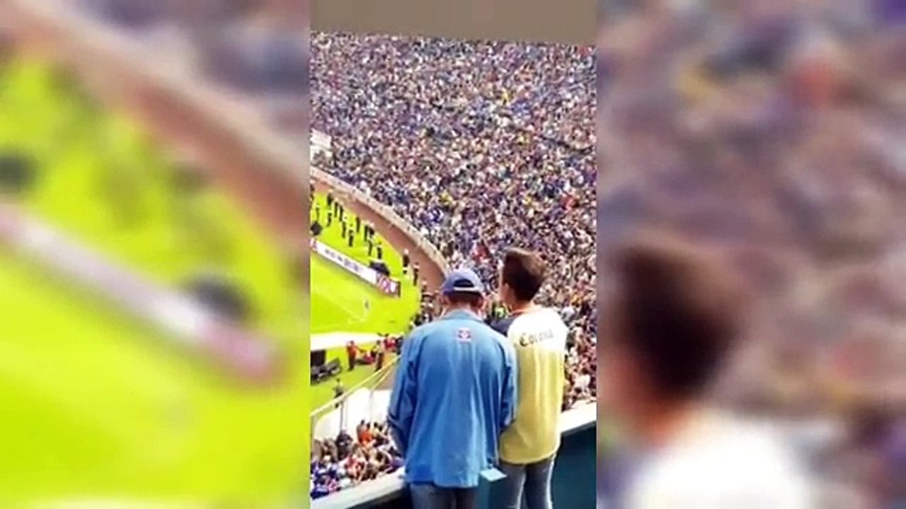 Adepto do Cruz Azul narra penálti a amigo cego... e a emoção é muita