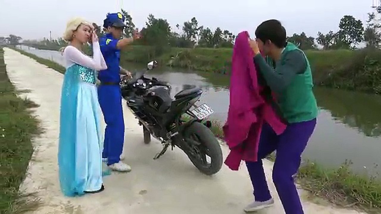 Homem Aranha e Frozen Elsa vs Coringa: Elsa foi sequestrada pelo Joker carro de polícia