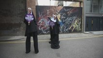 Monjas abren restaurante en barrio de moda de Londres y activistas de PETA se manifiestan