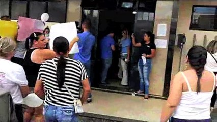 Moradores de Nova Venécia fazem protesto em frente a delegacia