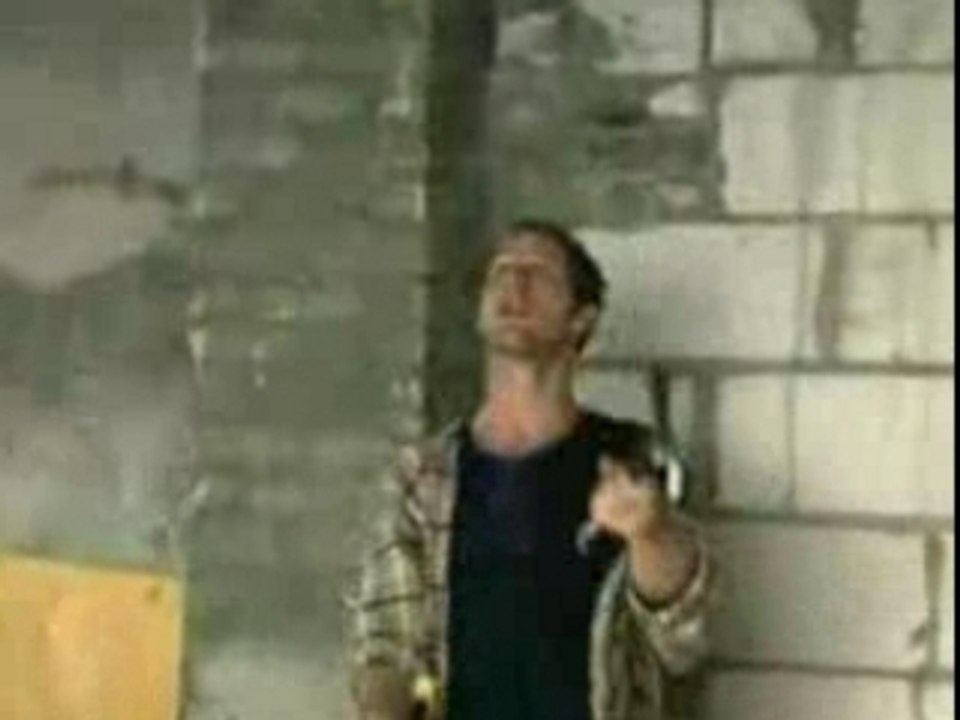 Jonglage marteau VS clou (impressionnant)