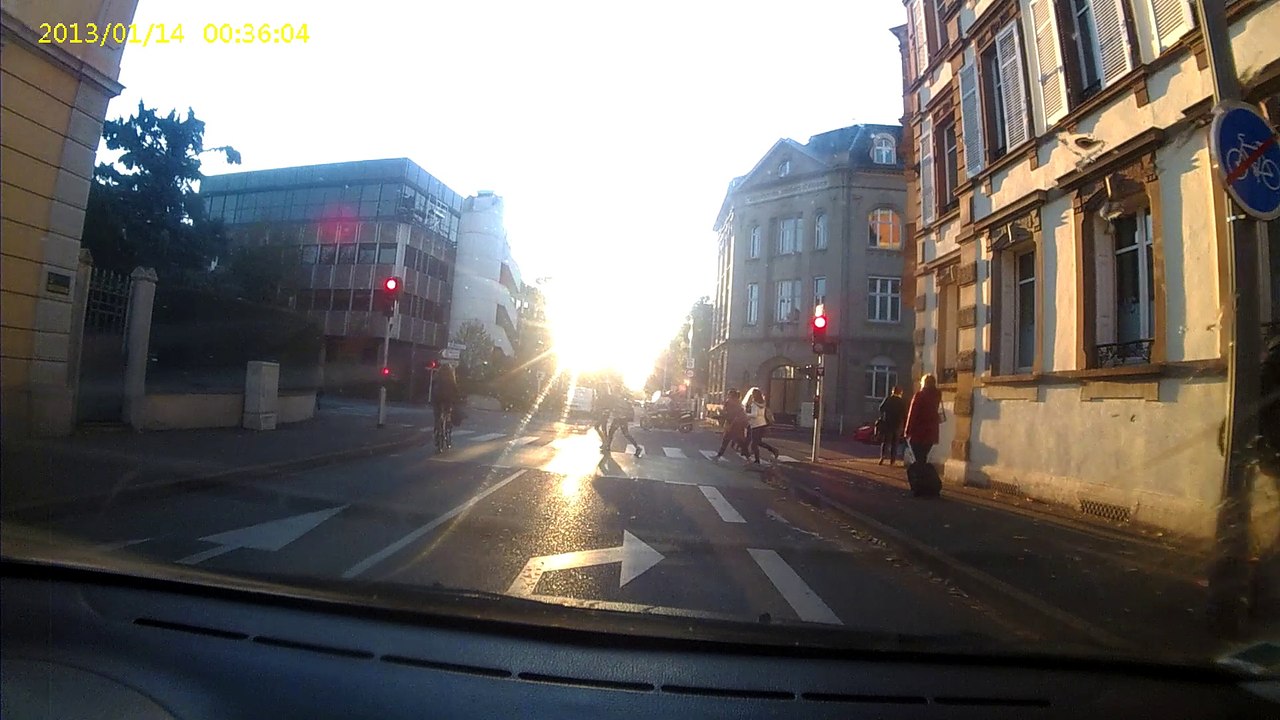 Une flèche orange clignotante indique l'autorisation de passage en cédant la priorité à tout le monde