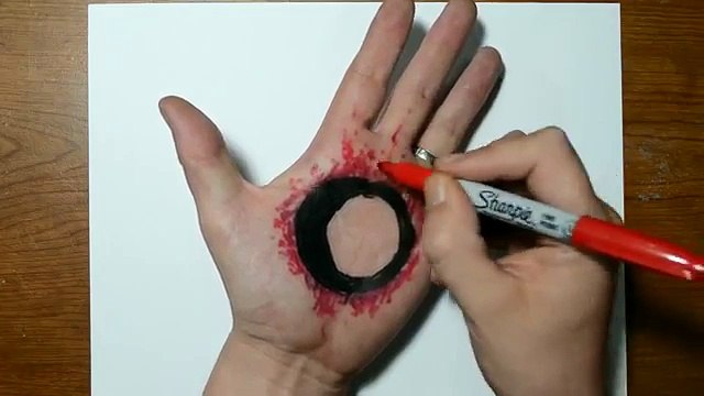 Nacrtao je crni krug na svom dlanu. Naredni potez? Ne, oči vas ne varaju! Ovo je zaista ludo…