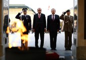 Varşova'da Meçhul Asker Anıtı'nı Ziyaret Etti