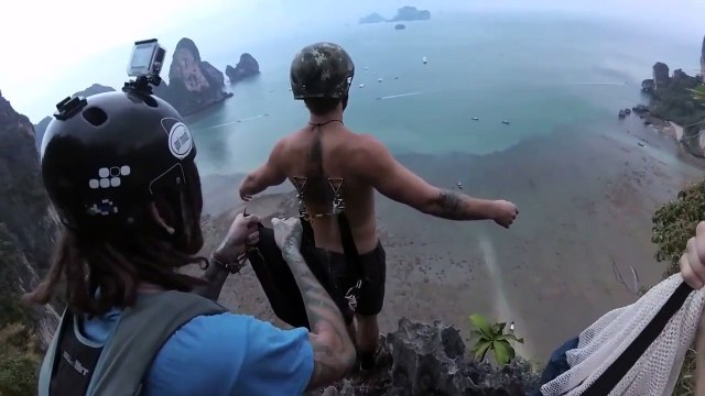 Ce Basejumper a le parachute accroché à la peau de son dos... Ouahhh