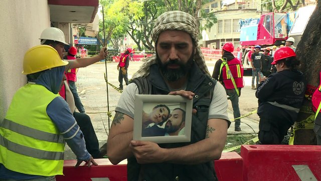 Buscan en escombros objetos de damnificados de sismo en México