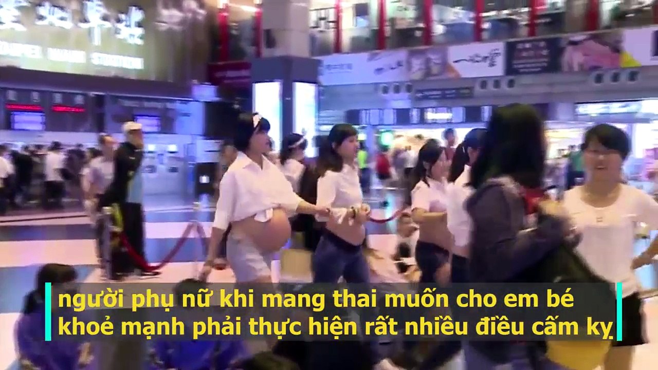 Bất ngờ với tư tưởng siêu thoáng của các bà bầu nhảy flashmob ở ga tàu điện
