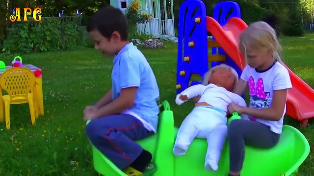 Беби Бон Тёма поиграл со Вспышем, выучил цвета, сходил на горшок, поспал и открыл новый киндер!