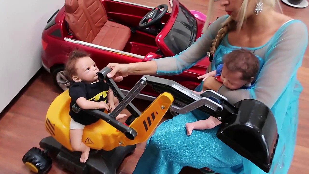 Hidden Crying Baby / Bad Silicone Baby Prank His Mommy On Balcony