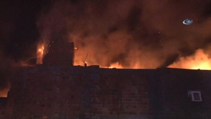 İki Katlı Binanın Çatı Katı Alevlere Teslim Oldu